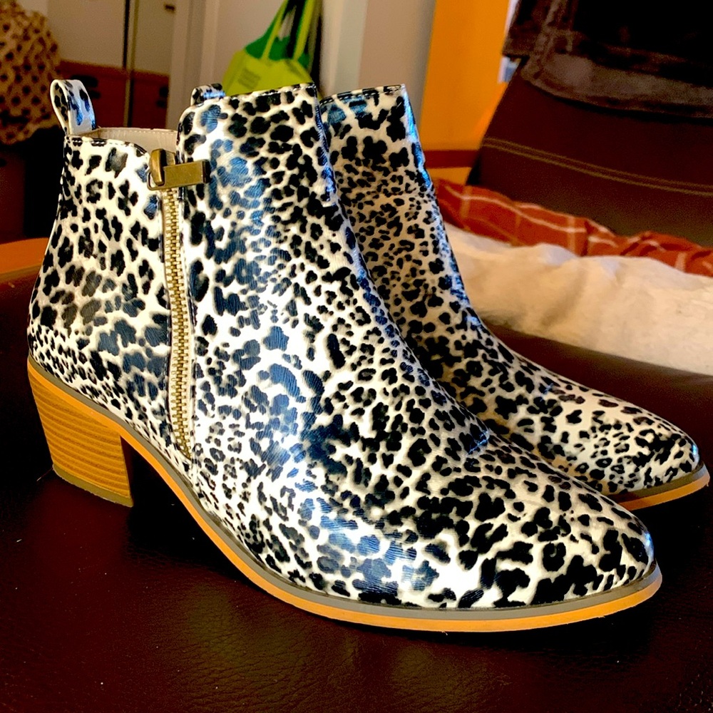 Journee collection leopard print ankle boots size 8